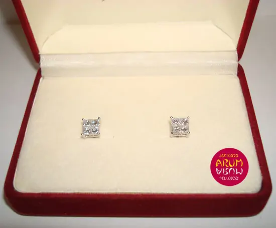 Earrings claw with princess 0,79 qts. "SOLD"