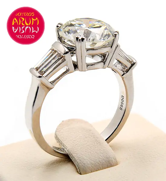 Brilliant 3,30 cts. in 18K gold white ring with four baguettes 0