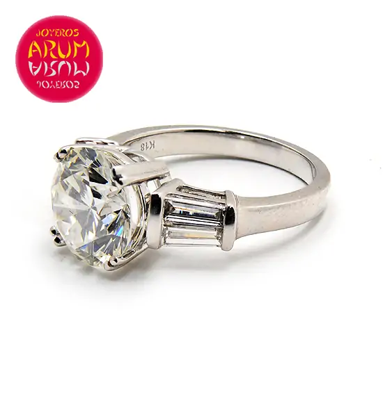 Brilliant 3,30 cts. in 18K gold white ring with four baguettes 0